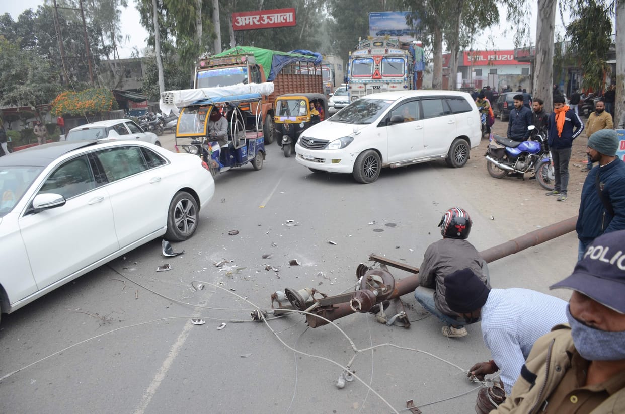 Shallow electric pole fell, narrow survivors