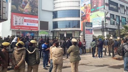 Varanasi Prayagraj Mall Bomb News:  There was an uproar over the news of a bomb being placed in a mall in Varanasi