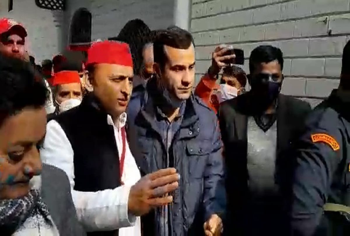akhilesh yadav meet azam khan and his wife tanzim fatima at his residence rampur