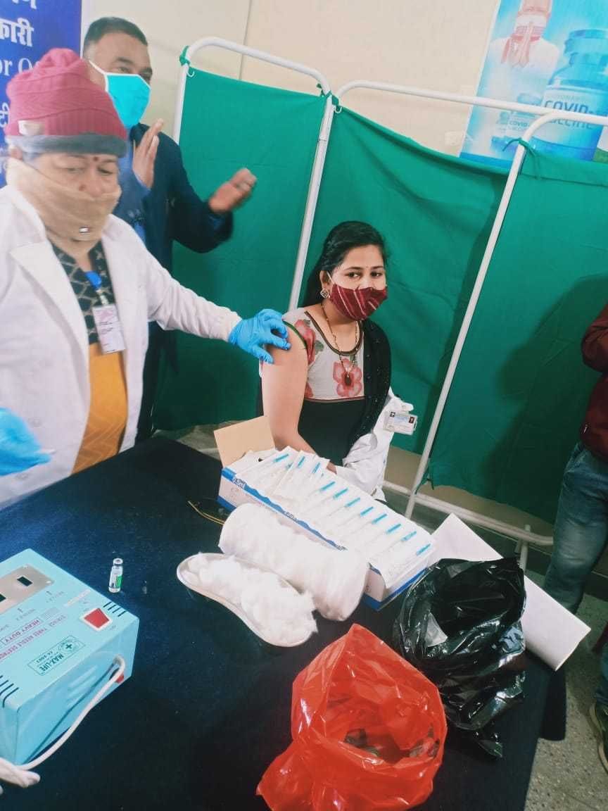 Vaccination started in Pati, 85 health workers vaccinated