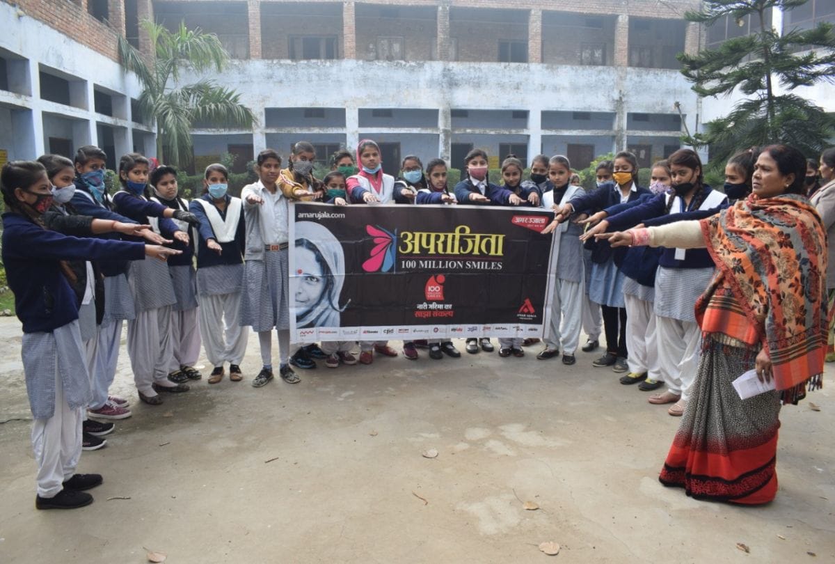girls students took oath to follow traffic rules in mainpuri
