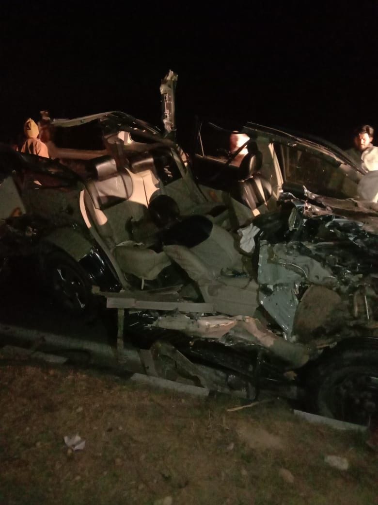 car crashed to truck, one died