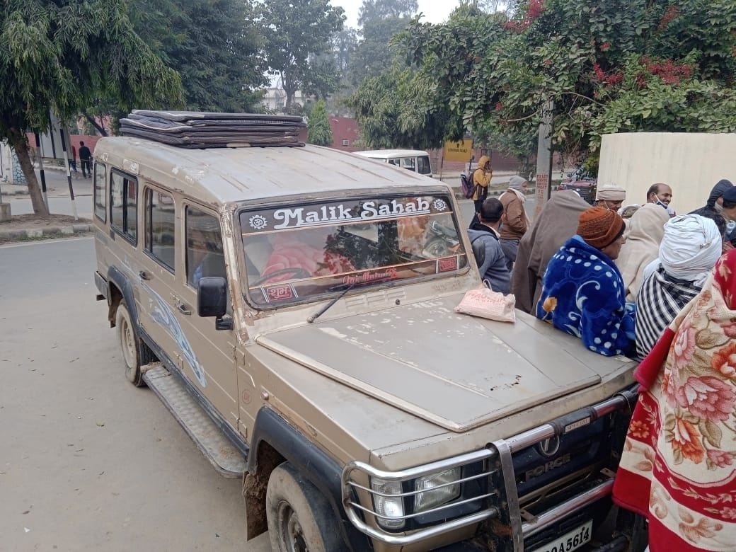 Pegan Pax Scam: Farmers reached the Mini Secretariat with a mattress-bed due to delay in justice