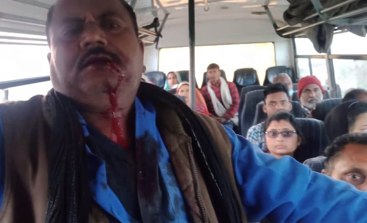 Bus conductor was robbed by stabbing Rs 5400