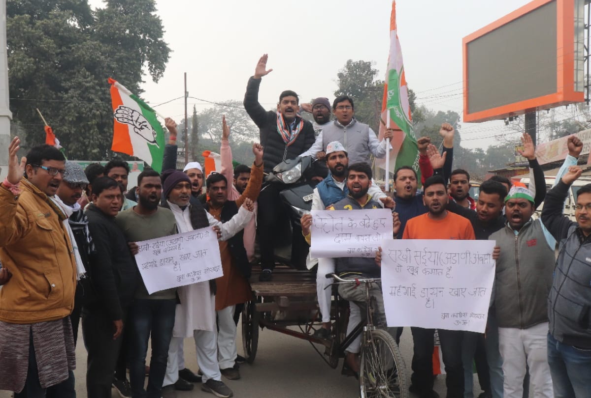 Congress worker demonstrated against government in unique way at Gorakhpur