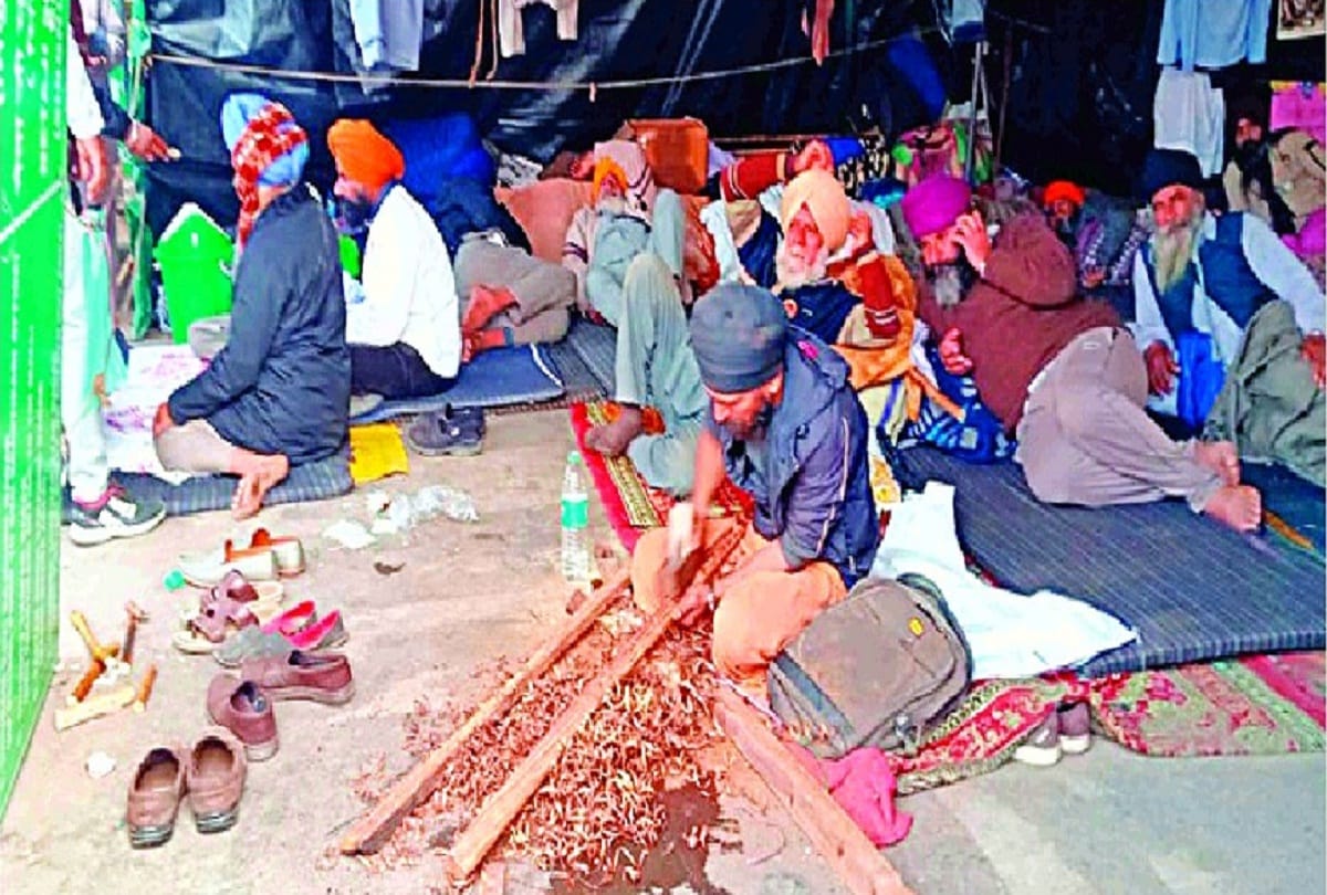 farmers arriving with lathi at Singhu border ready to fight with government