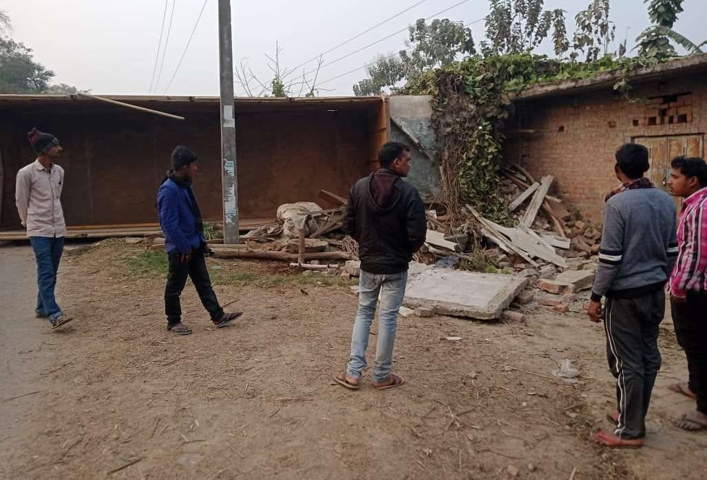 Uncontrolled truck collides with house, eight injured