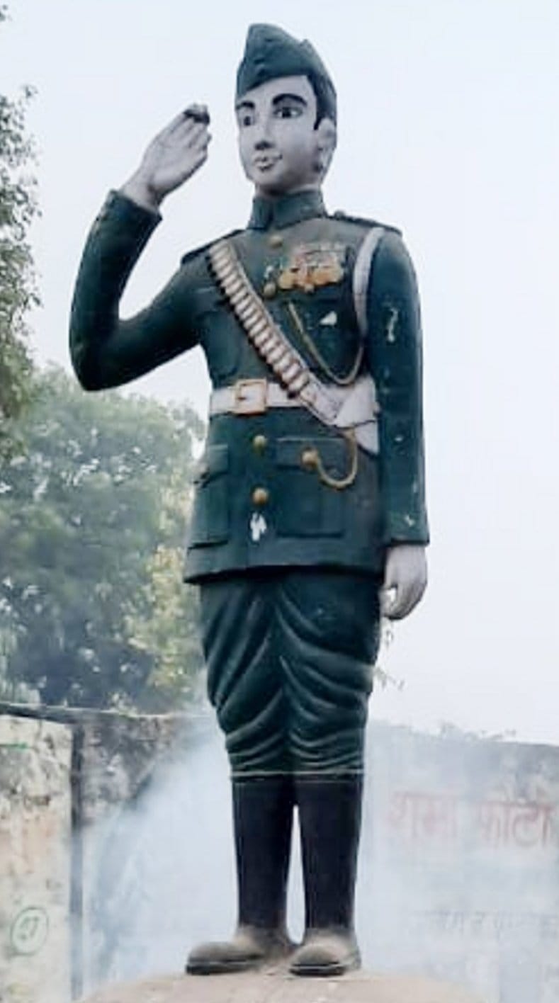 Here even Netaji's statue is in bad shape, fingers broken