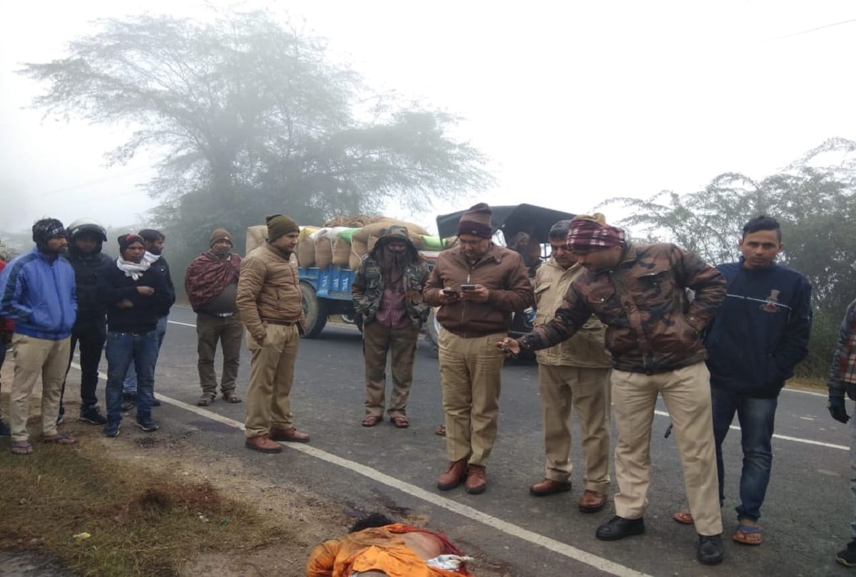Dead body thrown after killing a youth on the roadside in Harduaganj