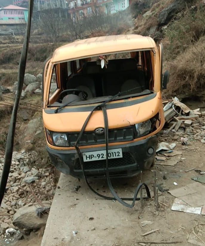 van fell down in Tharla at Nirmand
