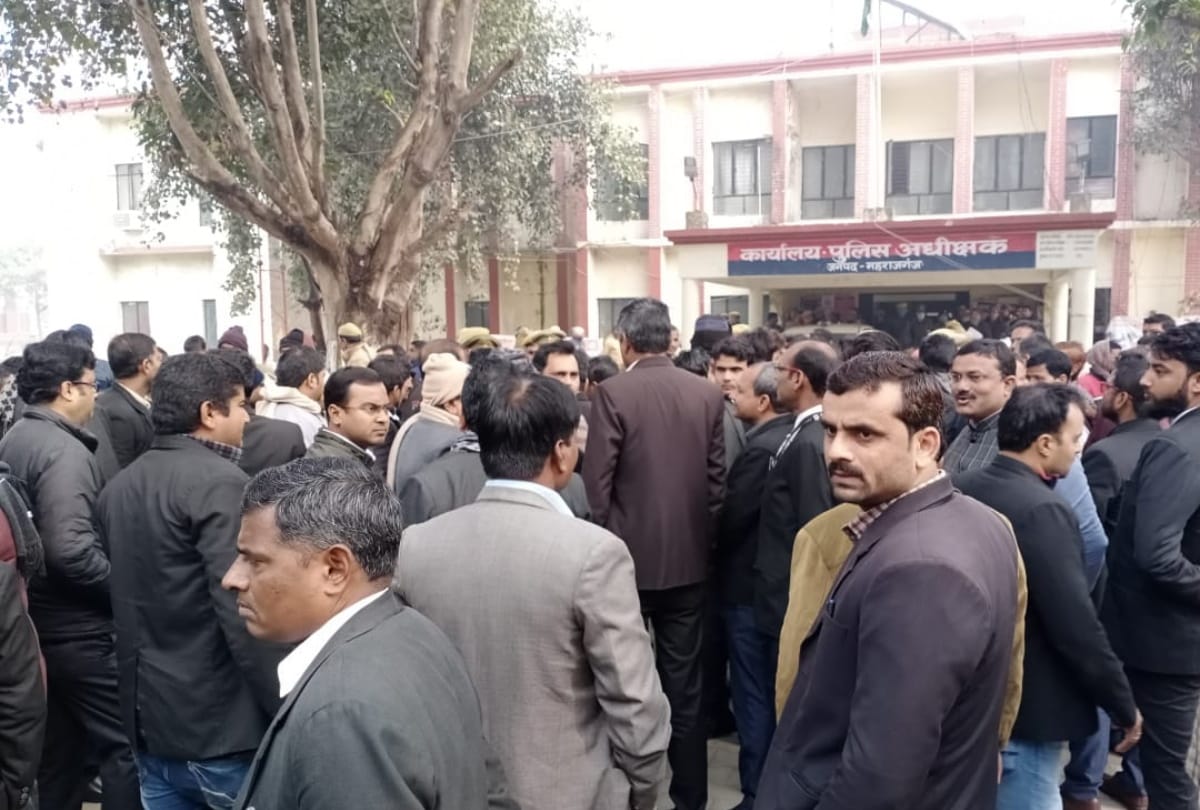 Advocates protest in police station of maharajganj