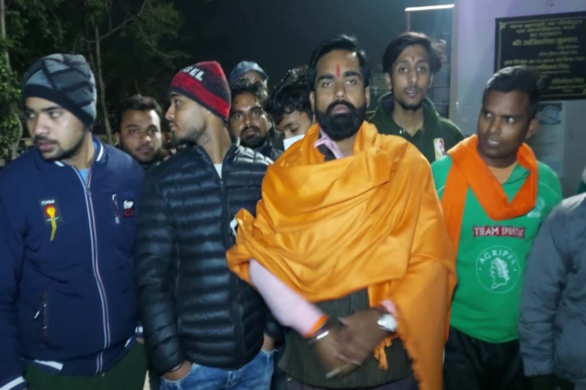 communal tension after attack on Woman in Madhavapuram Meerut, two communities fight