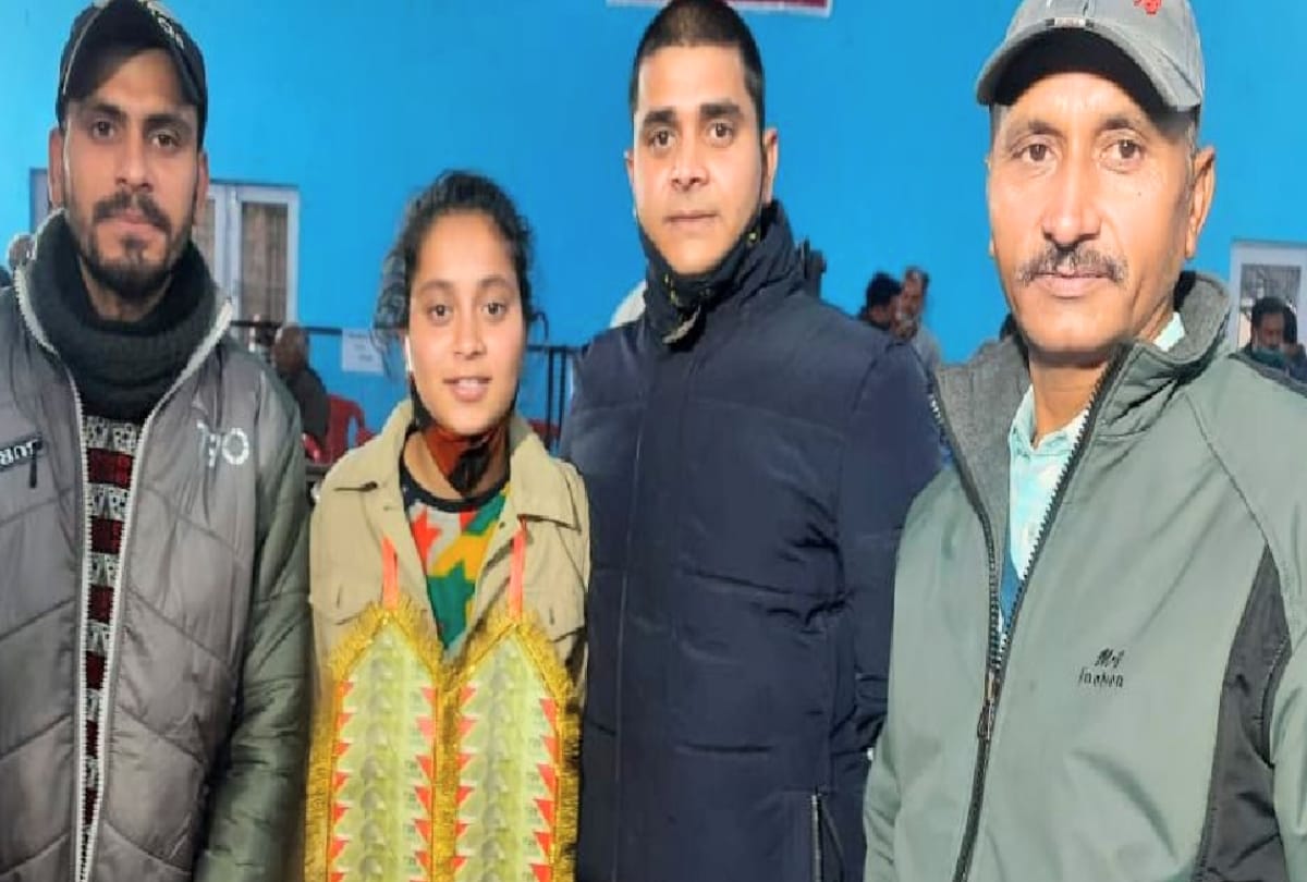 23 year old Meenakshi doing MBA elected BDC member in baijnath kangra