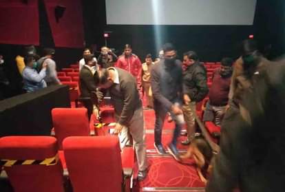 मॉल में जांच करती पुलिस एवं बम निरोधक दस्ता