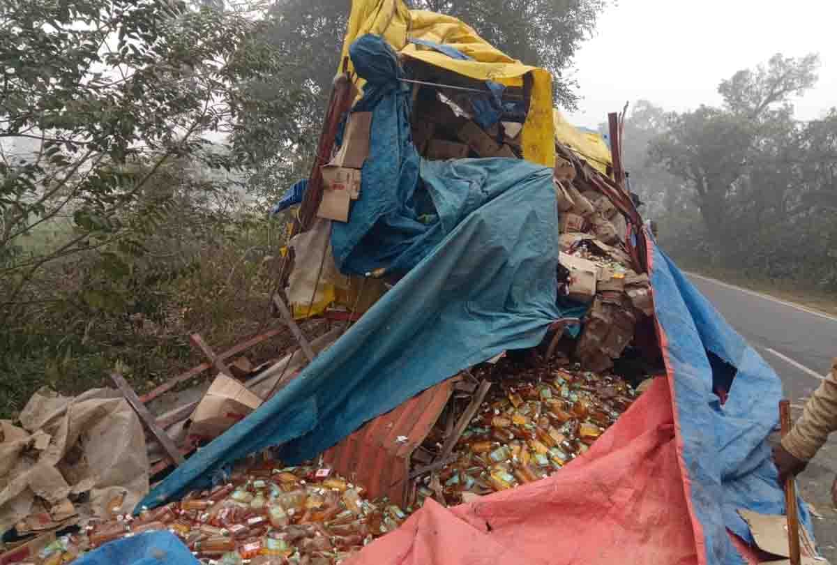 UP: Liquor-laden DCM overturns in fog, Villagers looted liquor