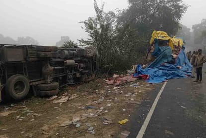 UP: Liquor-laden DCM overturns in fog, Villagers looted liquor