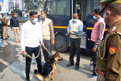 In Vinayak city centre (PVR), a bomb was reported to have been stirred up.