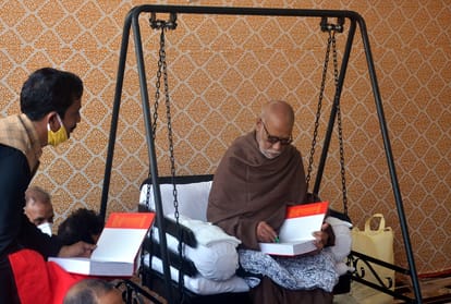Sant Morari Bapu protests against Sangam sand, Sant Samaj angry