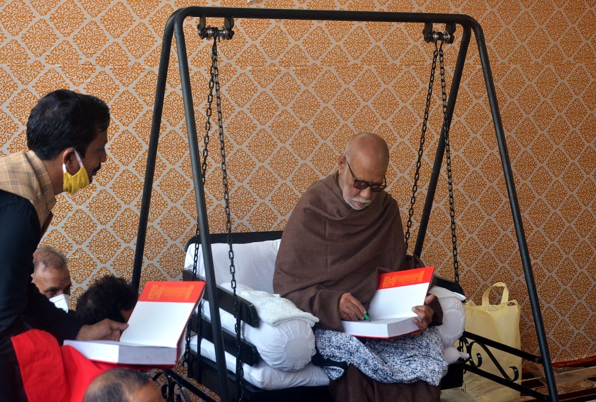 Saint Morari Bapu first saw the Sangam, then meditated on the sandbar