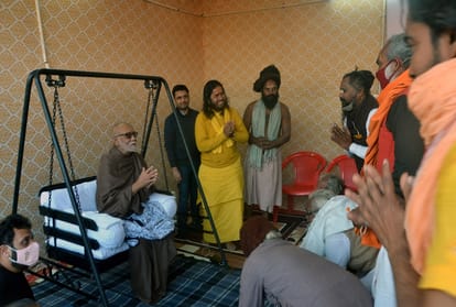 Sant Morari Bapu protests against Sangam sand, Sant Samaj angry