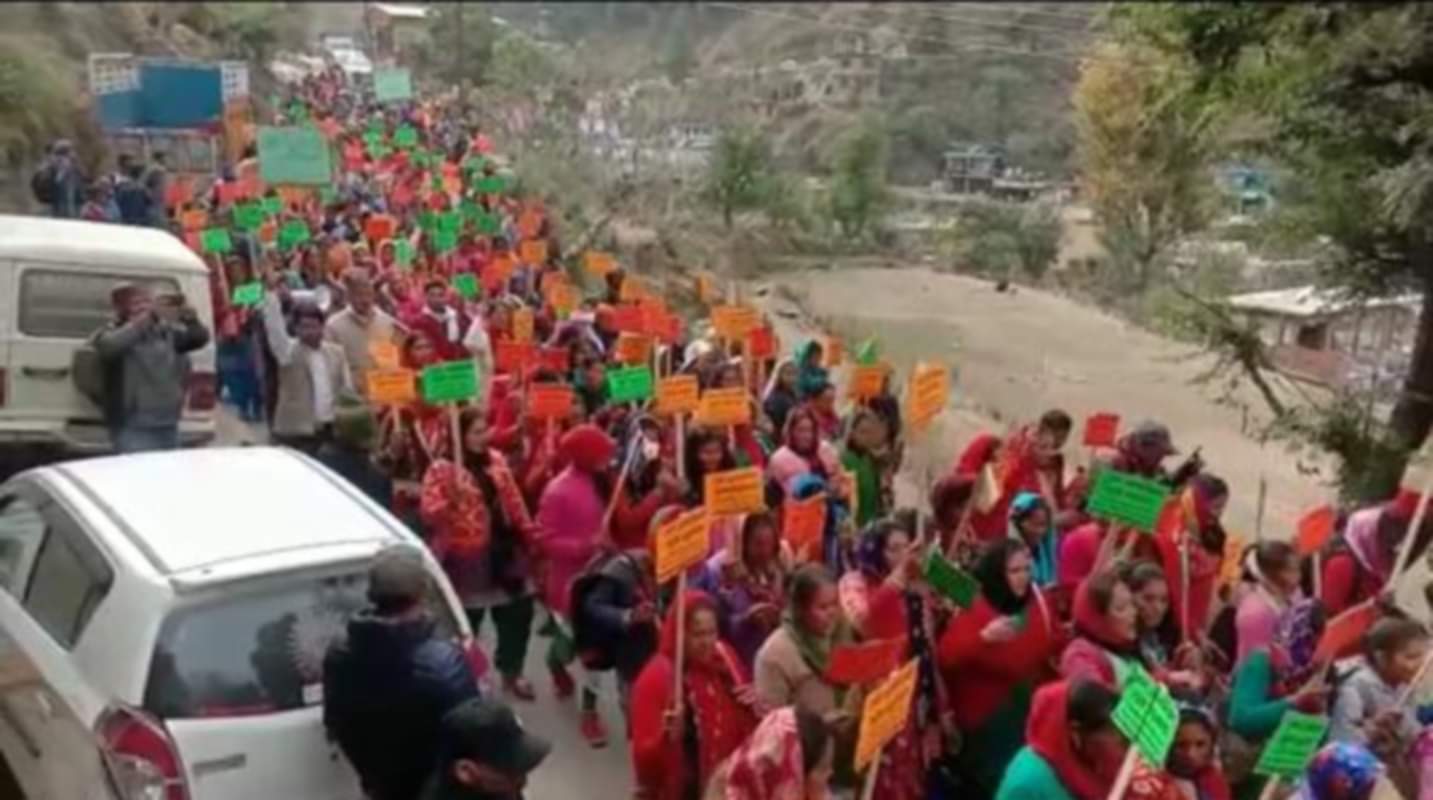 uttarakhand news : protest for road widening, women participants in more numbers