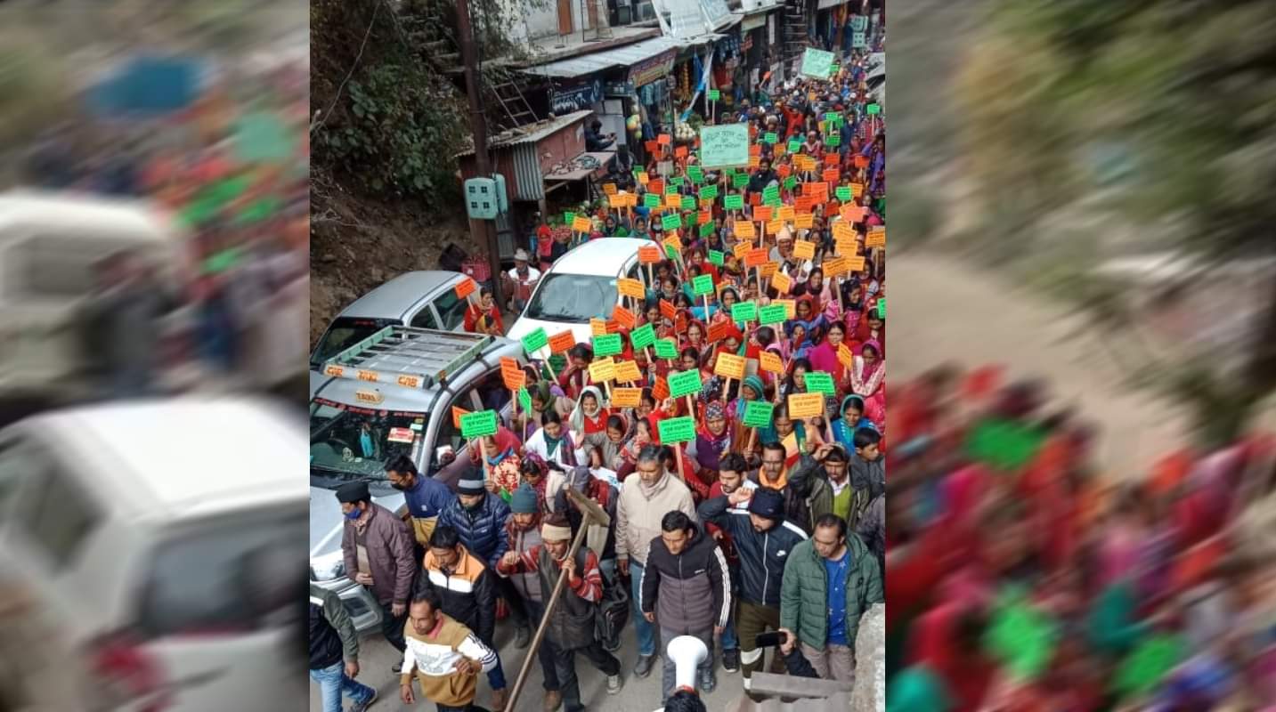 uttarakhand news : protest for road widening, women participants in more numbers