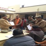 पुलिस को ज्ञापन देते भाजपा नेता