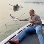 परिंदों को दाना खिलाते शिखर धवन