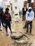 शहर के आदर्श नगर में सीवर खोलने के पहुंचे निगम के ठेकाकर्मी। संवाद