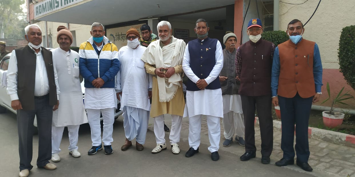 Farmers said - the officials hoisted the tricolor is not a problem, politicians will protest