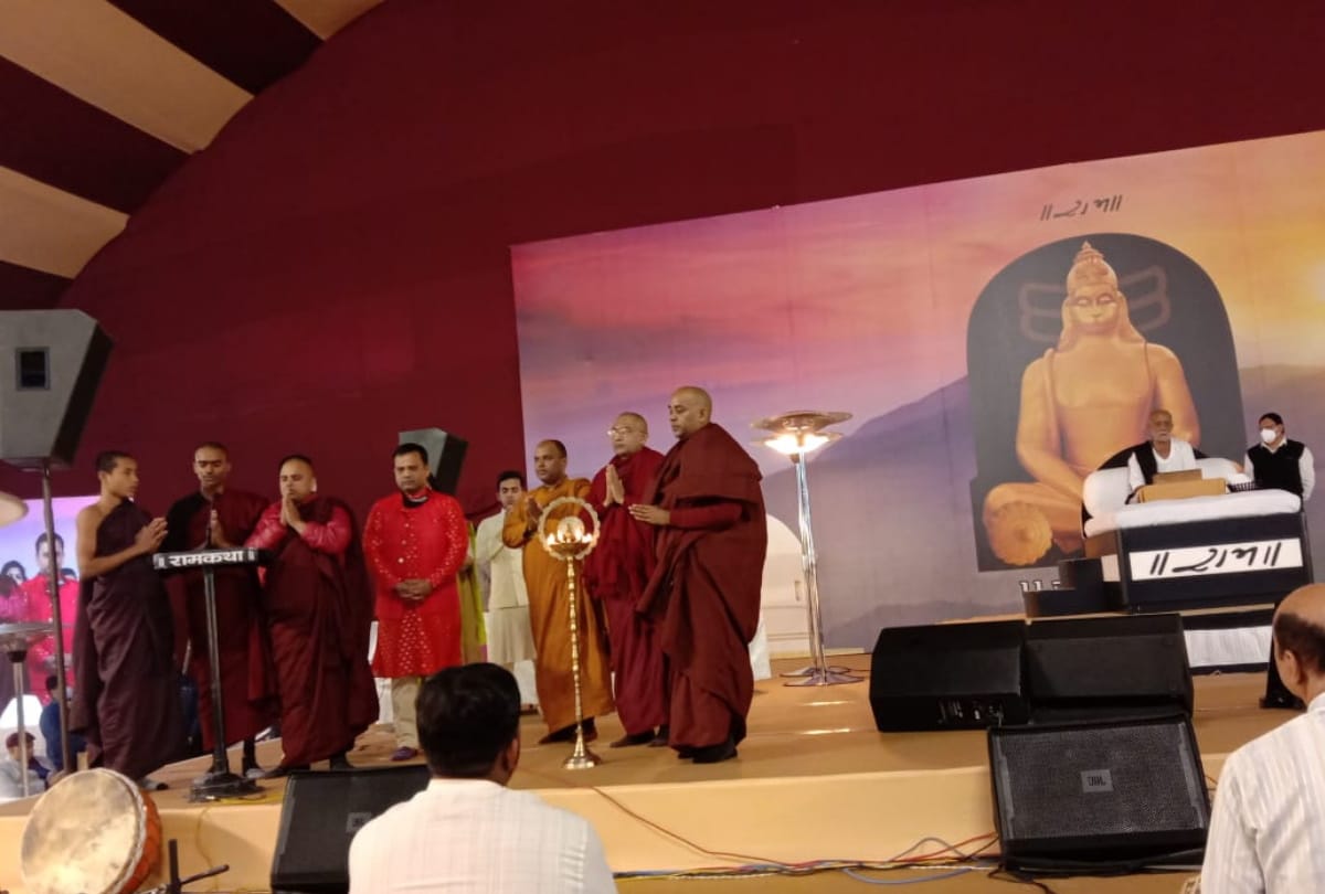 Sant Morari Bapu started Ram katha in kushinagar