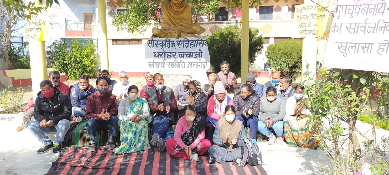 Demonstrated to investigate the conservation work of Malla Mahal, people also demanded to make public the action plan for the development work of Malla Mahal.