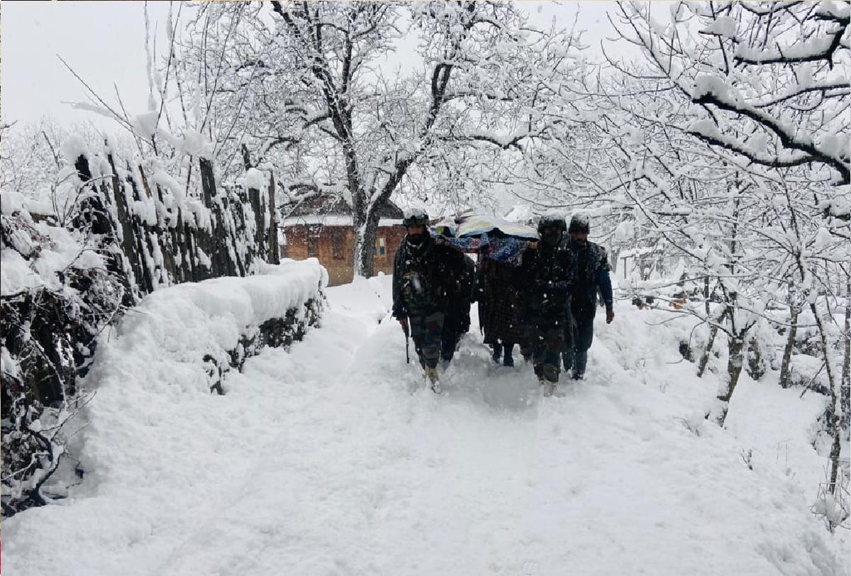 Army helps mother and new born to reach home in lolab kupwara jammu kashmir