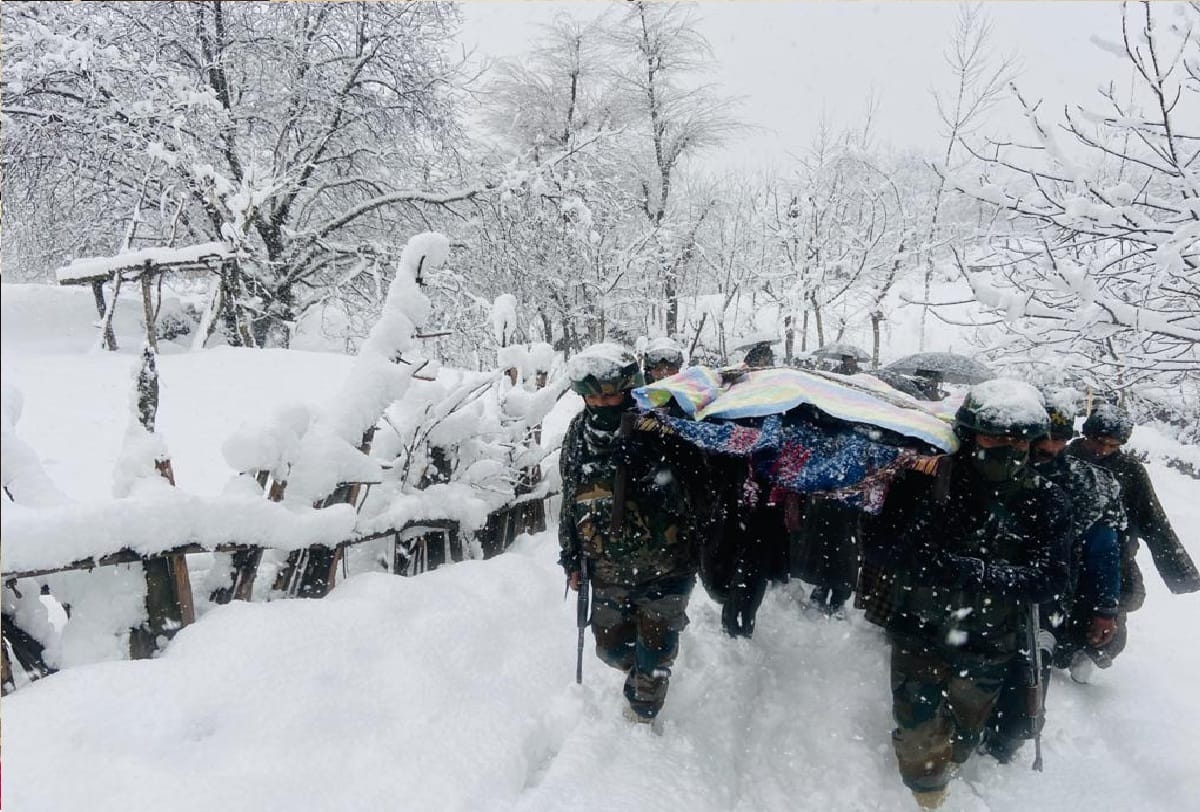 Army helps mother and new born to reach home in lolab kupwara jammu kashmir
