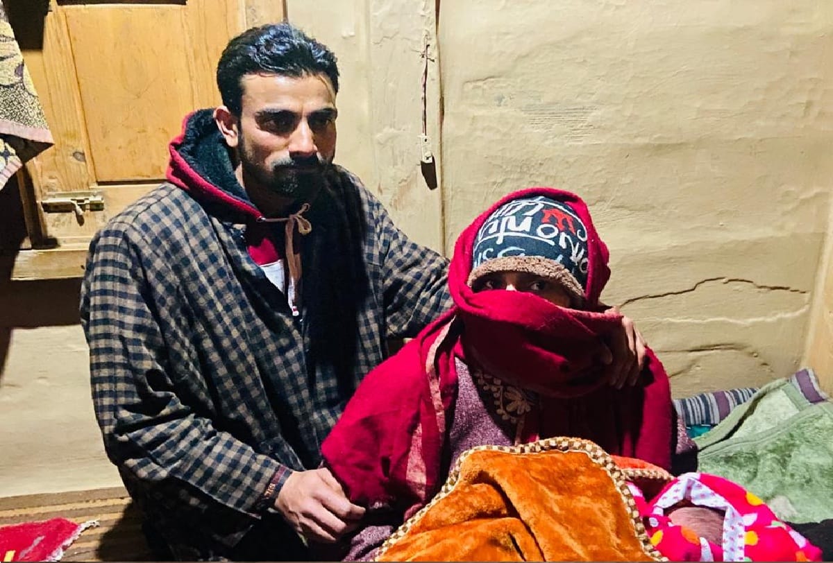 Army helps mother and new born to reach home in lolab kupwara jammu kashmir