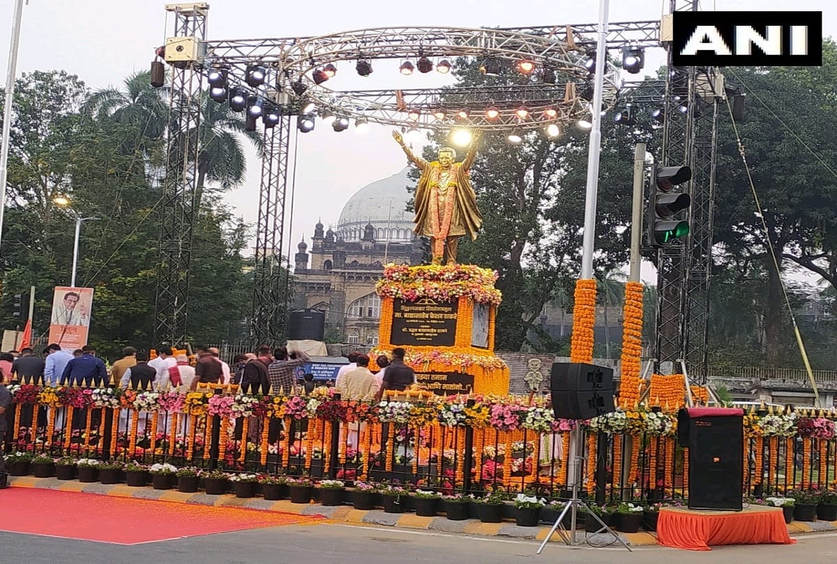 Maharashtra Chief Minister Uddhav Thackeray unveils a statue of Shiv Sena founder Bal Thackeray at Fort area in Mumbai