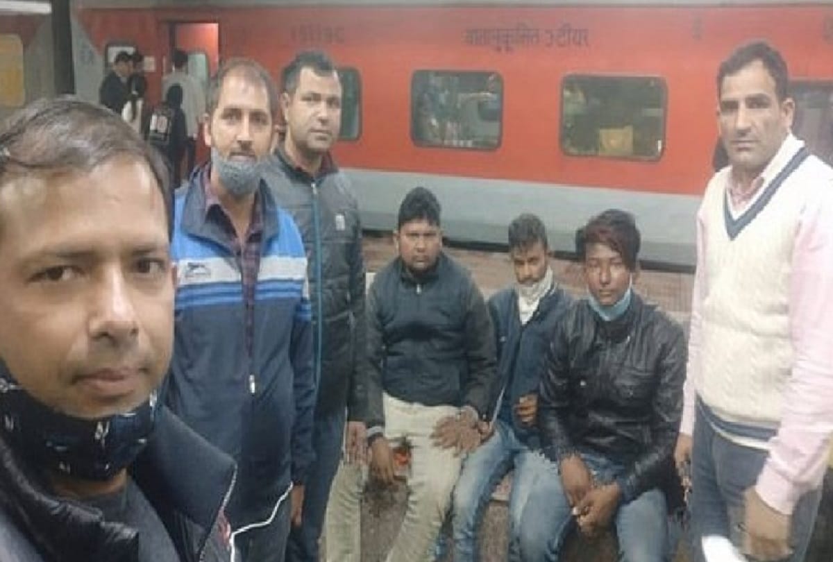 three accused belonging from Jharkhand Jamtara and Dhanbad area arrested in case of online frauds