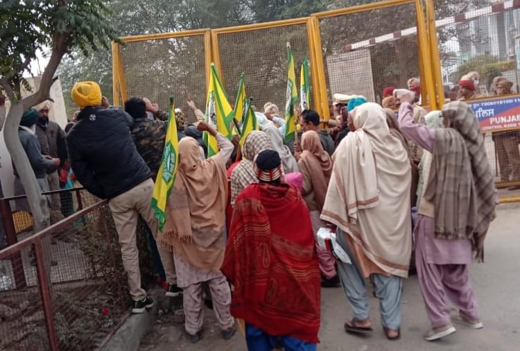 Punjab : Farmers protest against BJP leader at bathinda