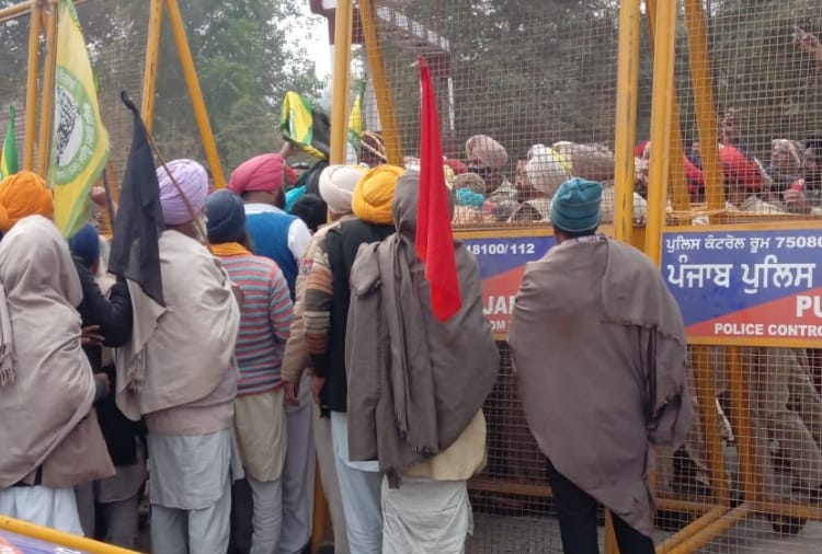 Punjab : Farmers protest against BJP leader at bathinda