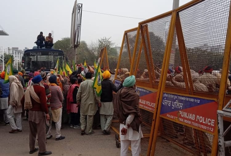 Punjab : Farmers protest against BJP leader at bathinda
