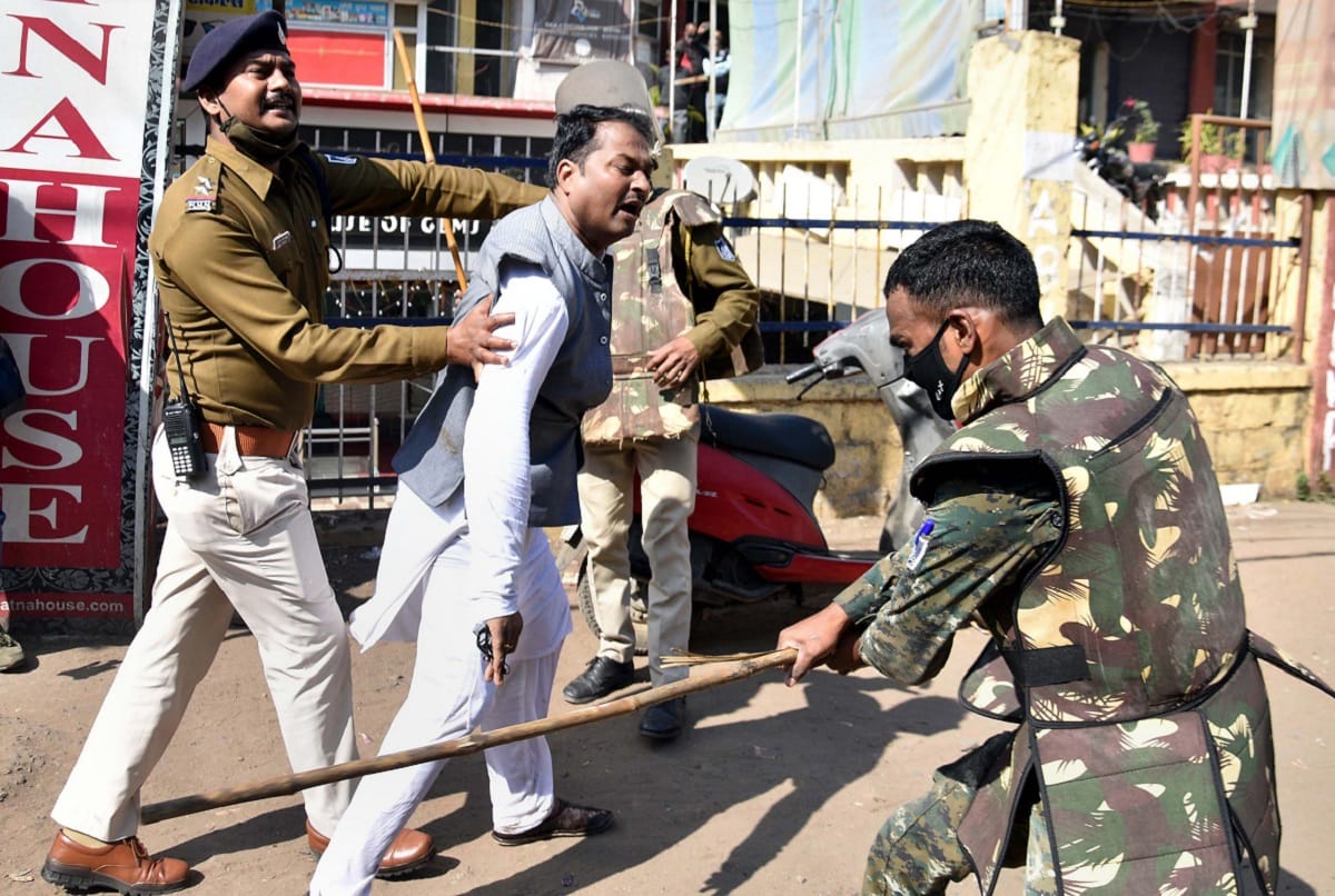 Bhopal Congress workers clashed with police lathis fiercely nailed water canon also used