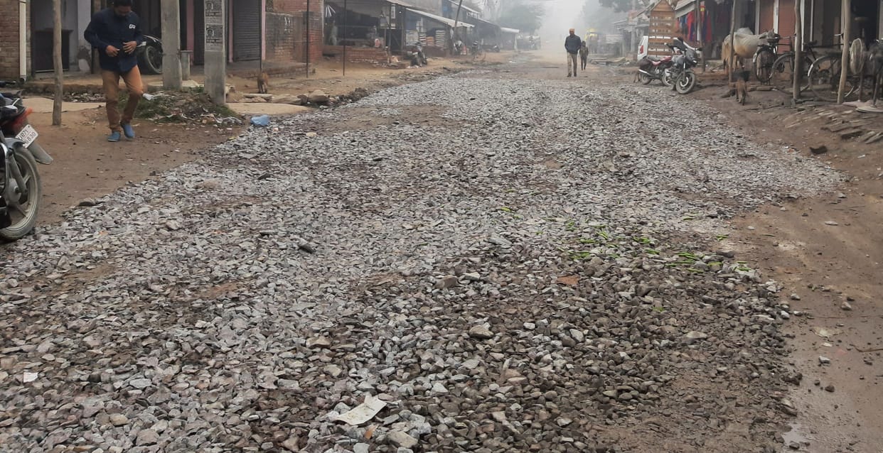 gt road,fathepur news,ballast,dumped,putting ballast
