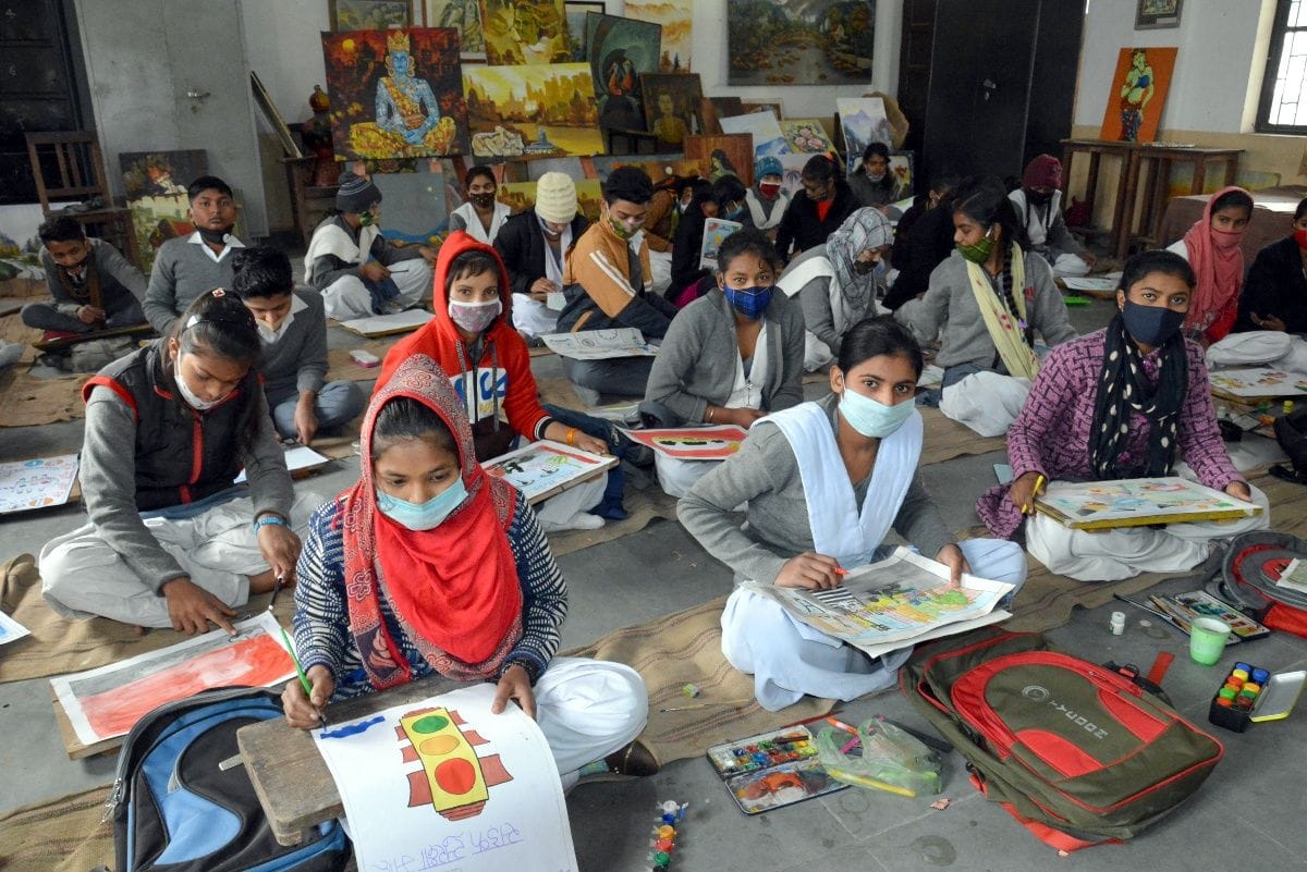 Aarti tops in painting competition