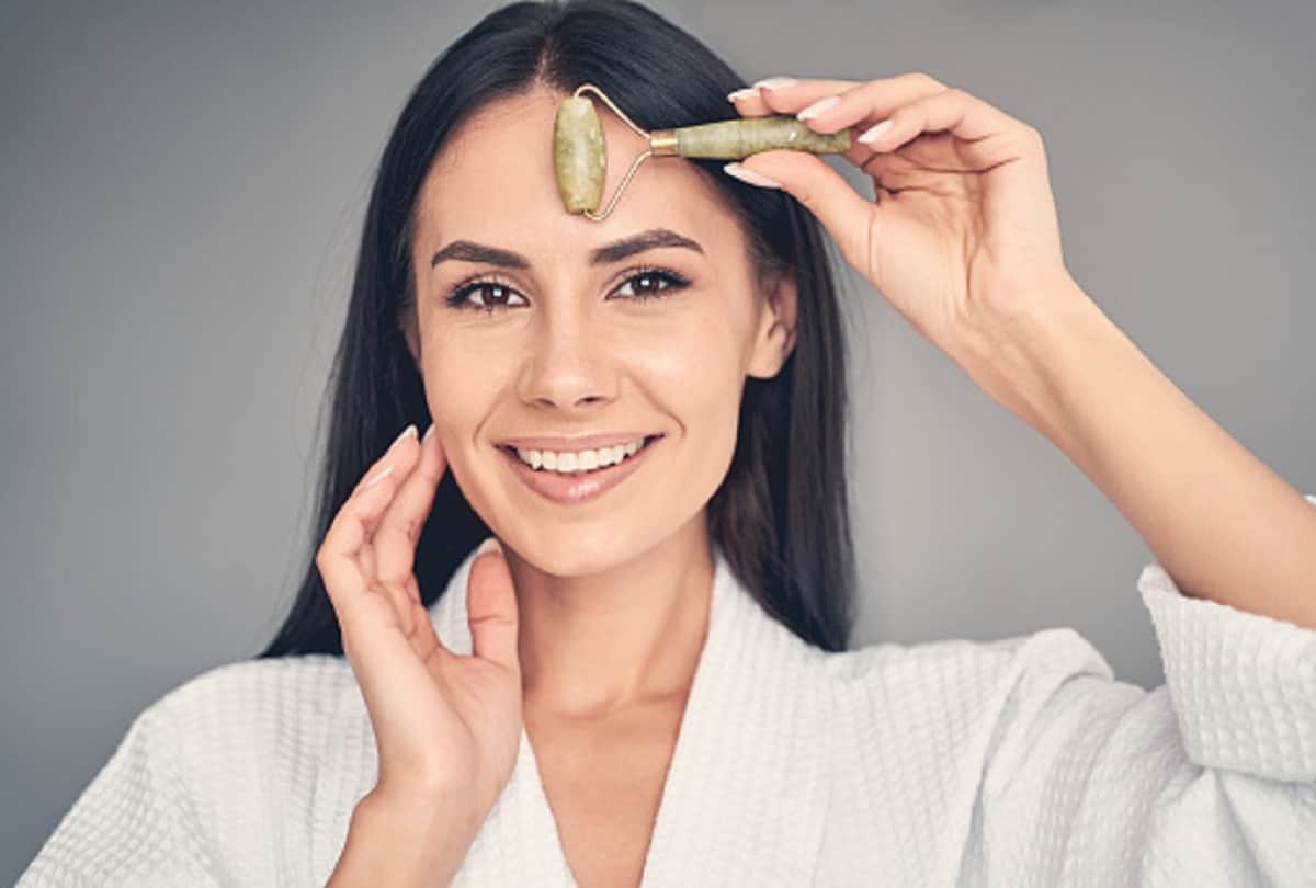 right way to use jade roller on face for massage in hindi