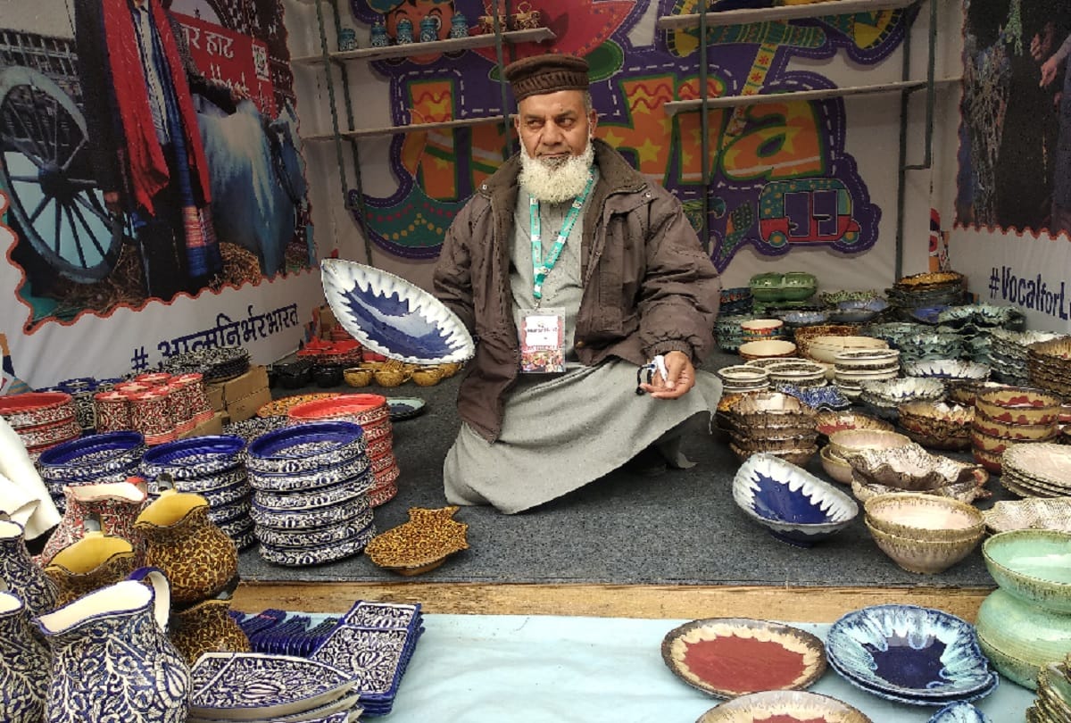 Swadeshi products are adorned at Hunar Haat organized in Avadh Shilpagram see photos