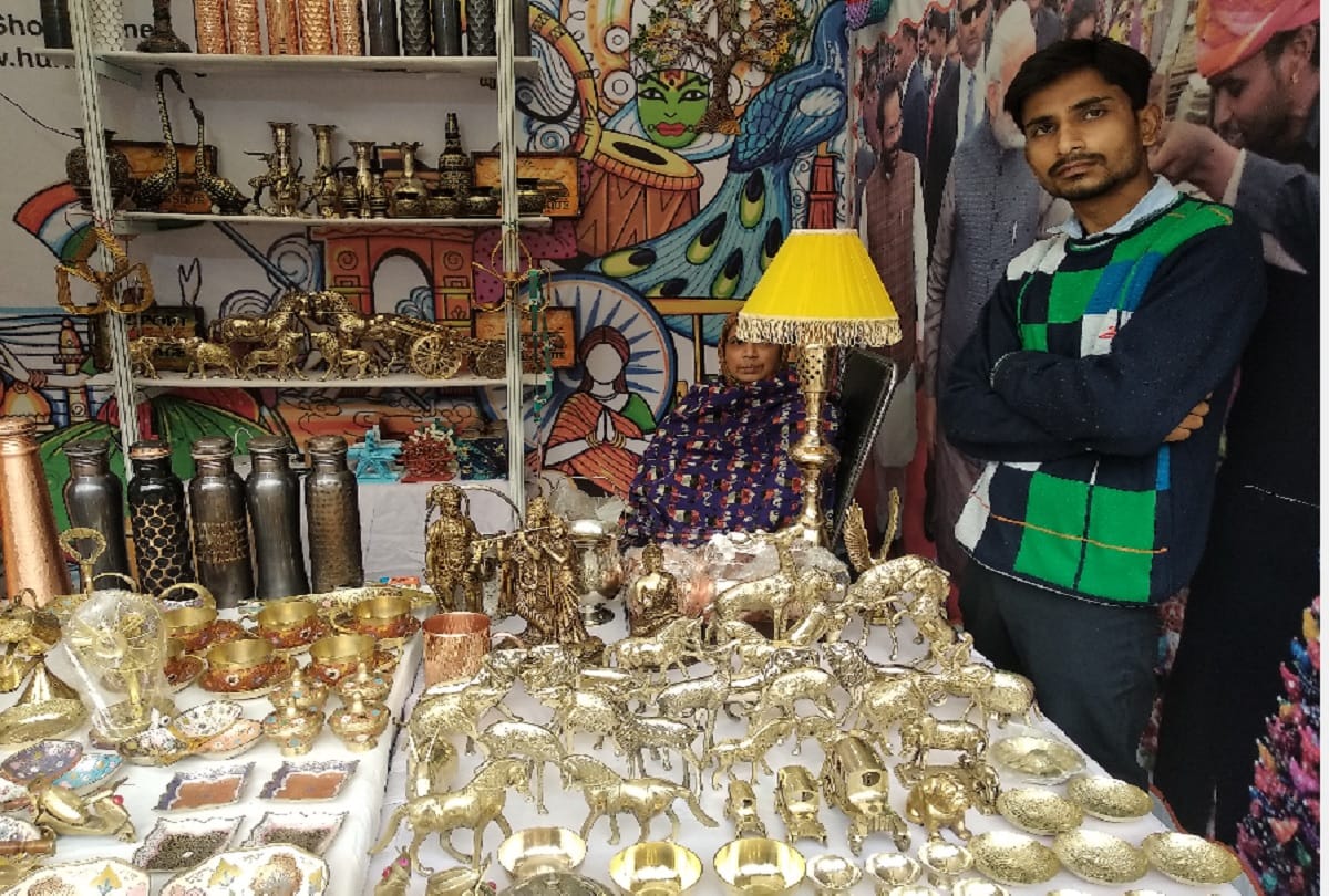 Swadeshi products are adorned at Hunar Haat organized in Avadh Shilpagram see photos
