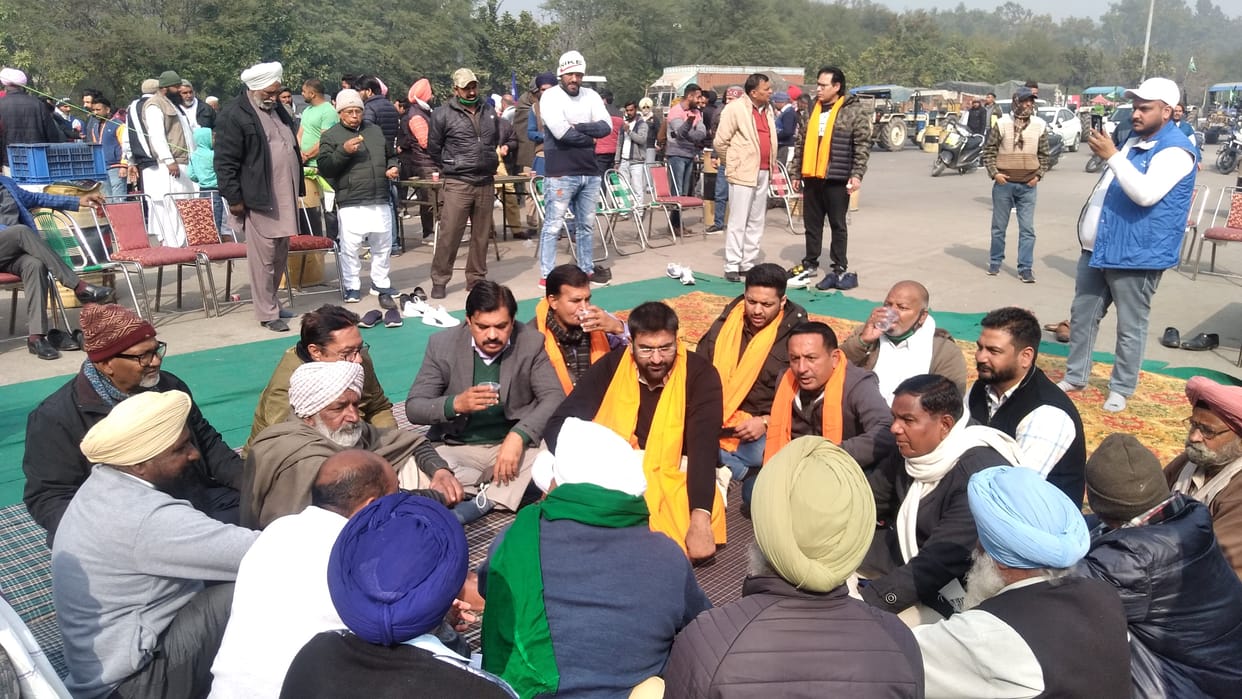 Farmers continue to protest at toll plaza