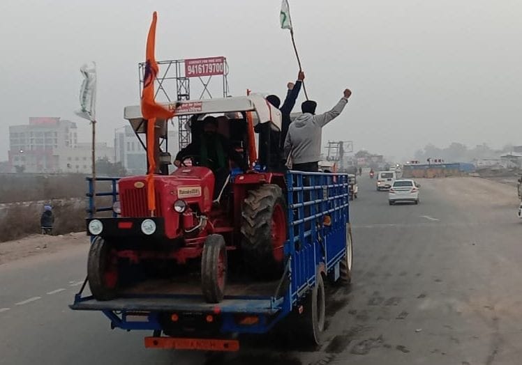 From Punjab, tractors are bringing tractor loaded in trolley