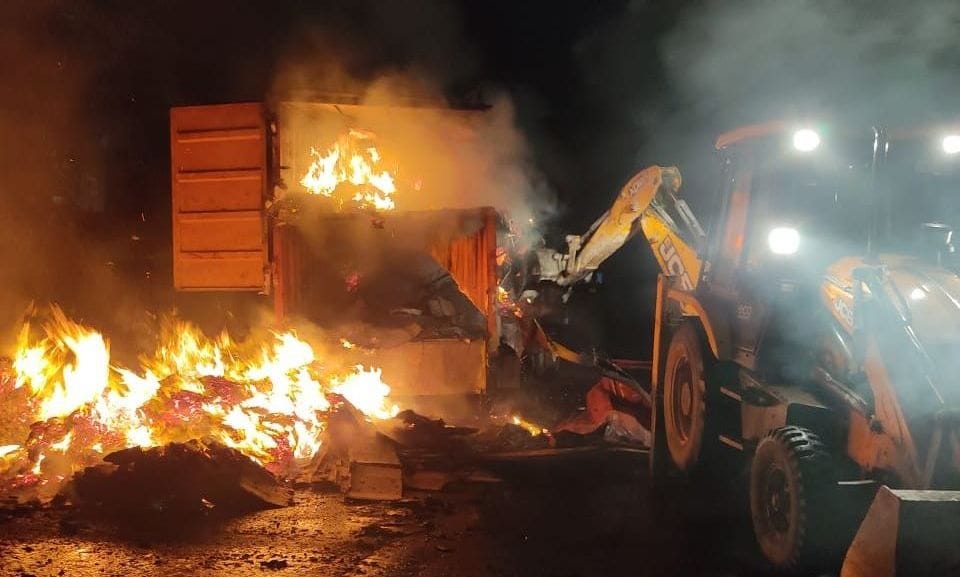 fire,truck,JCB,fathepur news,cardboard