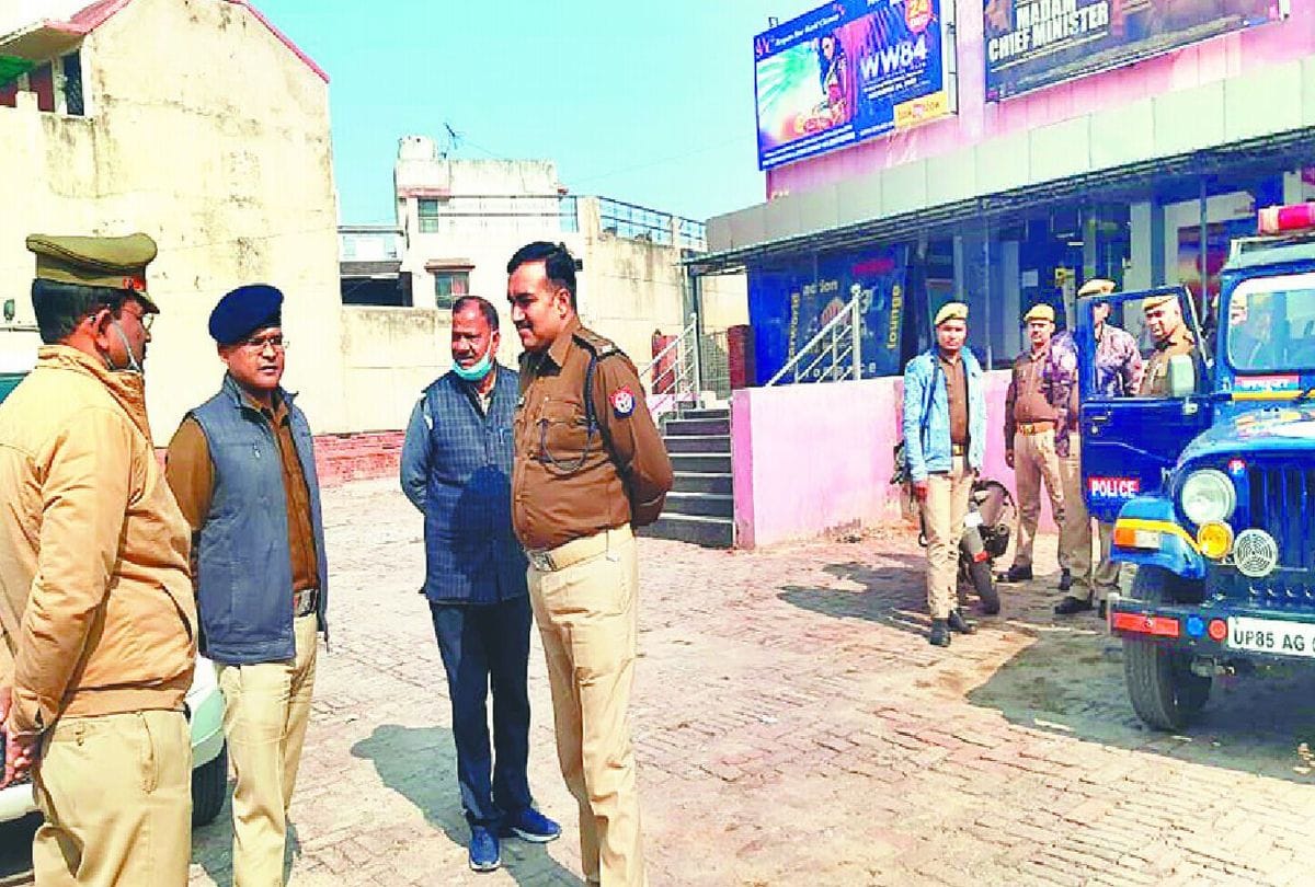 police filed case against tweeter user for bomb theat in mathura